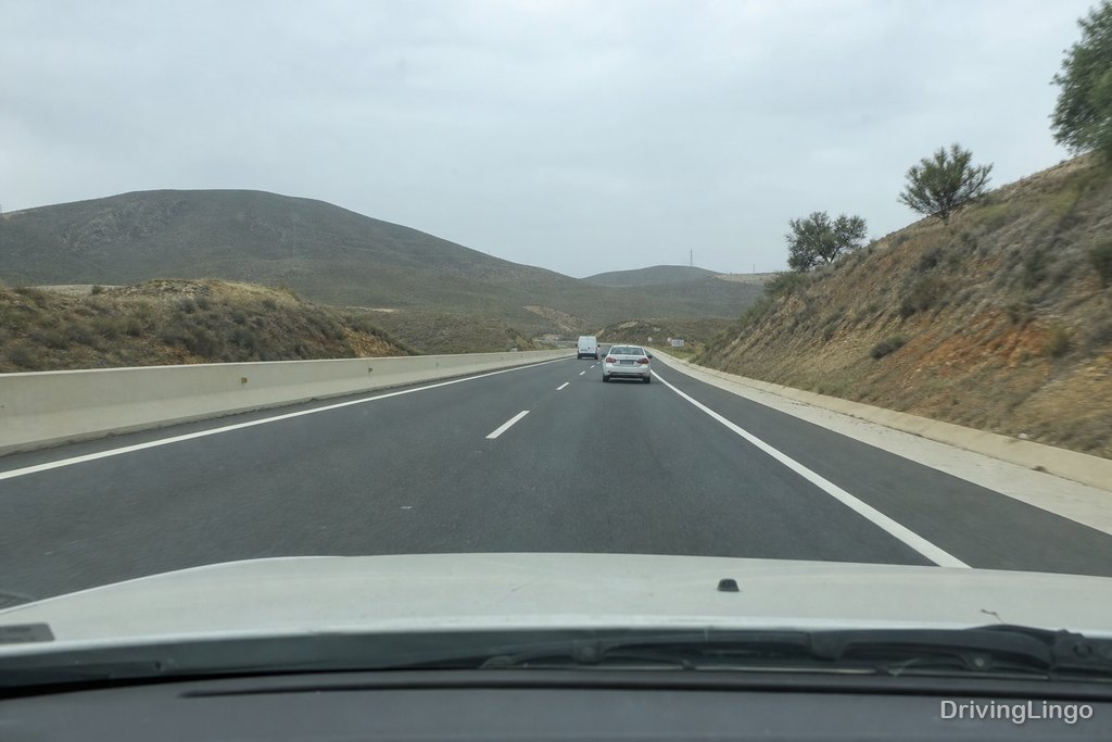 Carretera fuera de poblado con dos carriles en un sentido, vista desde el puesto de conducción