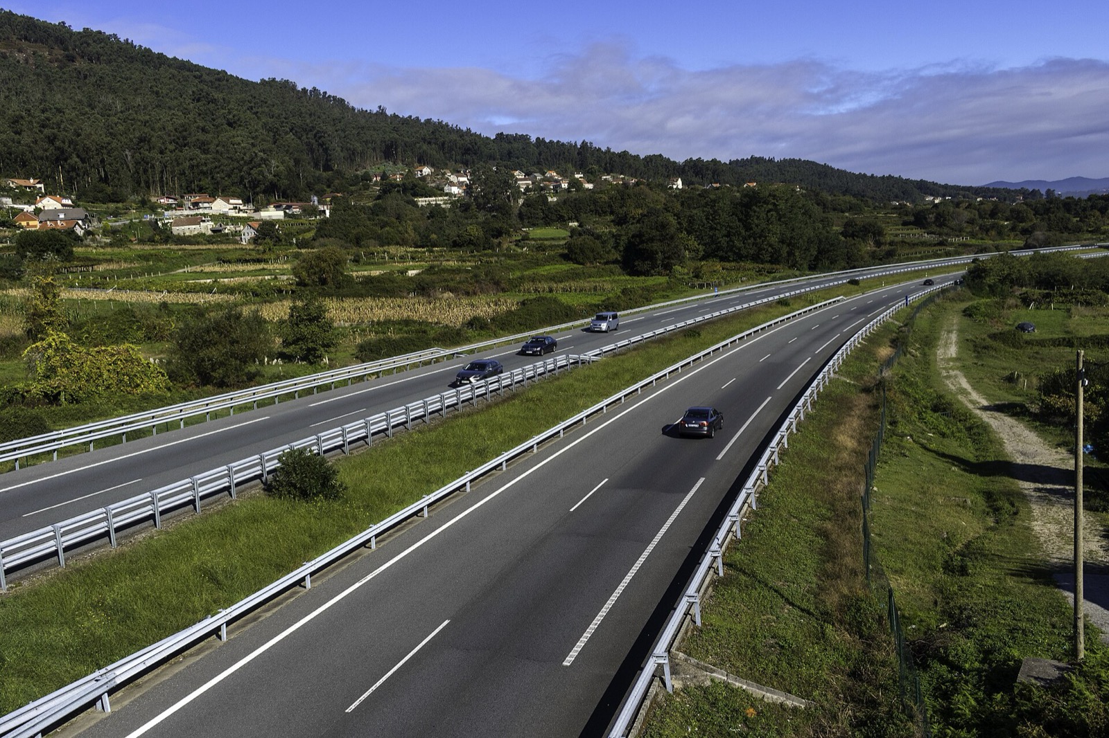 Autopista AP-9 con dos calzadas separadas, vista desde un paso elevado