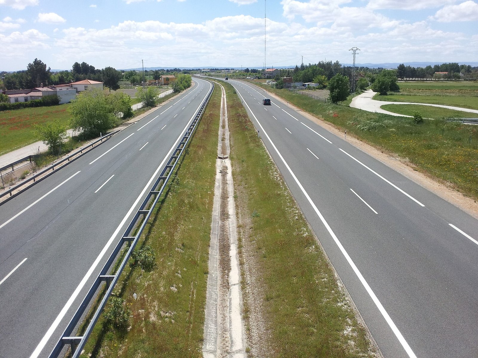 Autovía con dos calzadas y mediana central vista desde un paso elevado