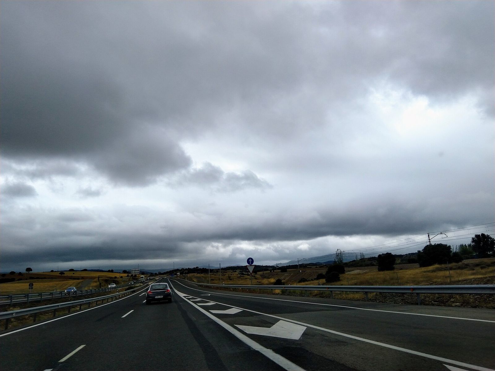 Vista desde el coche de una autovía con un ramal de incorporación a la derecha