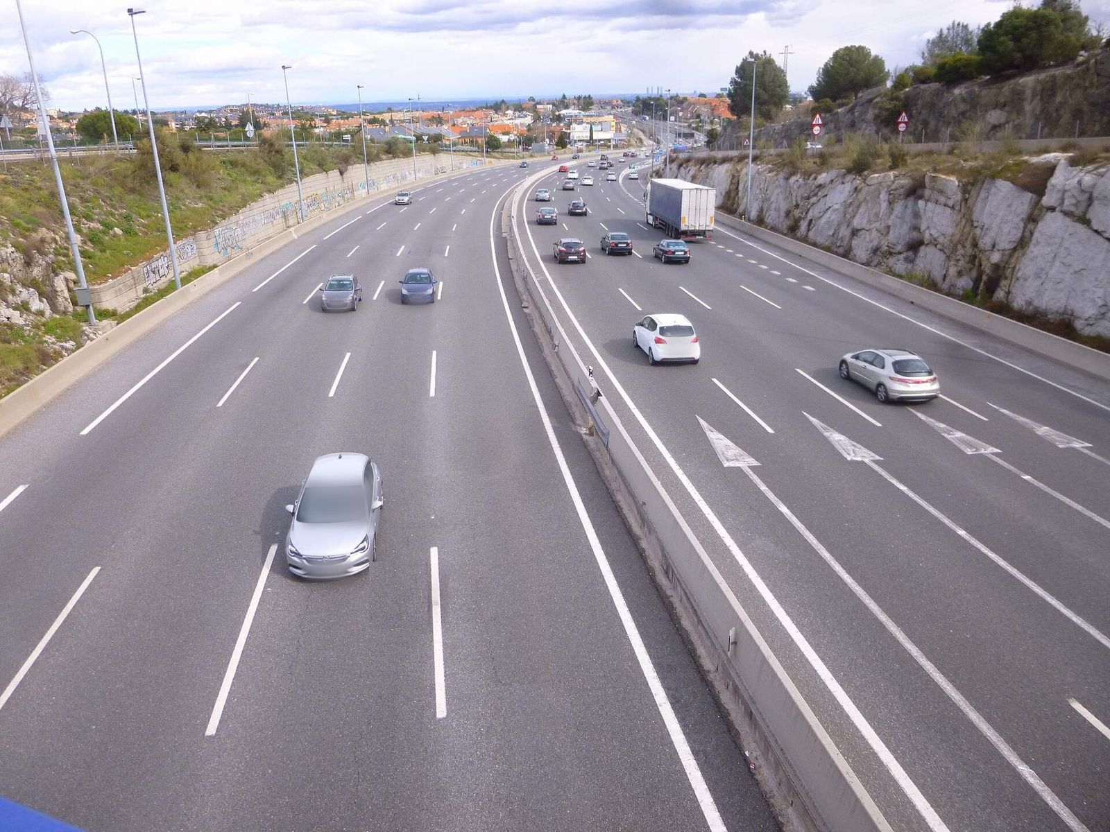 Autovía A-6 con el carril reservado de alta ocupación junto a los carriles generales