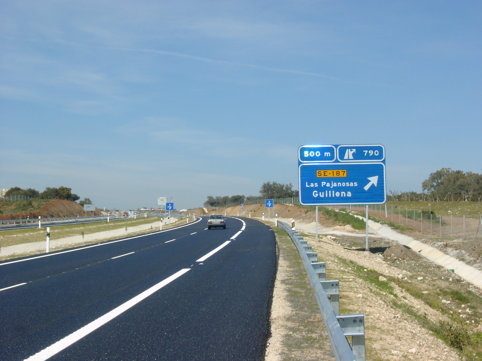 Autovía con arcén a la derecha, separado del carril por una línea blanca continua