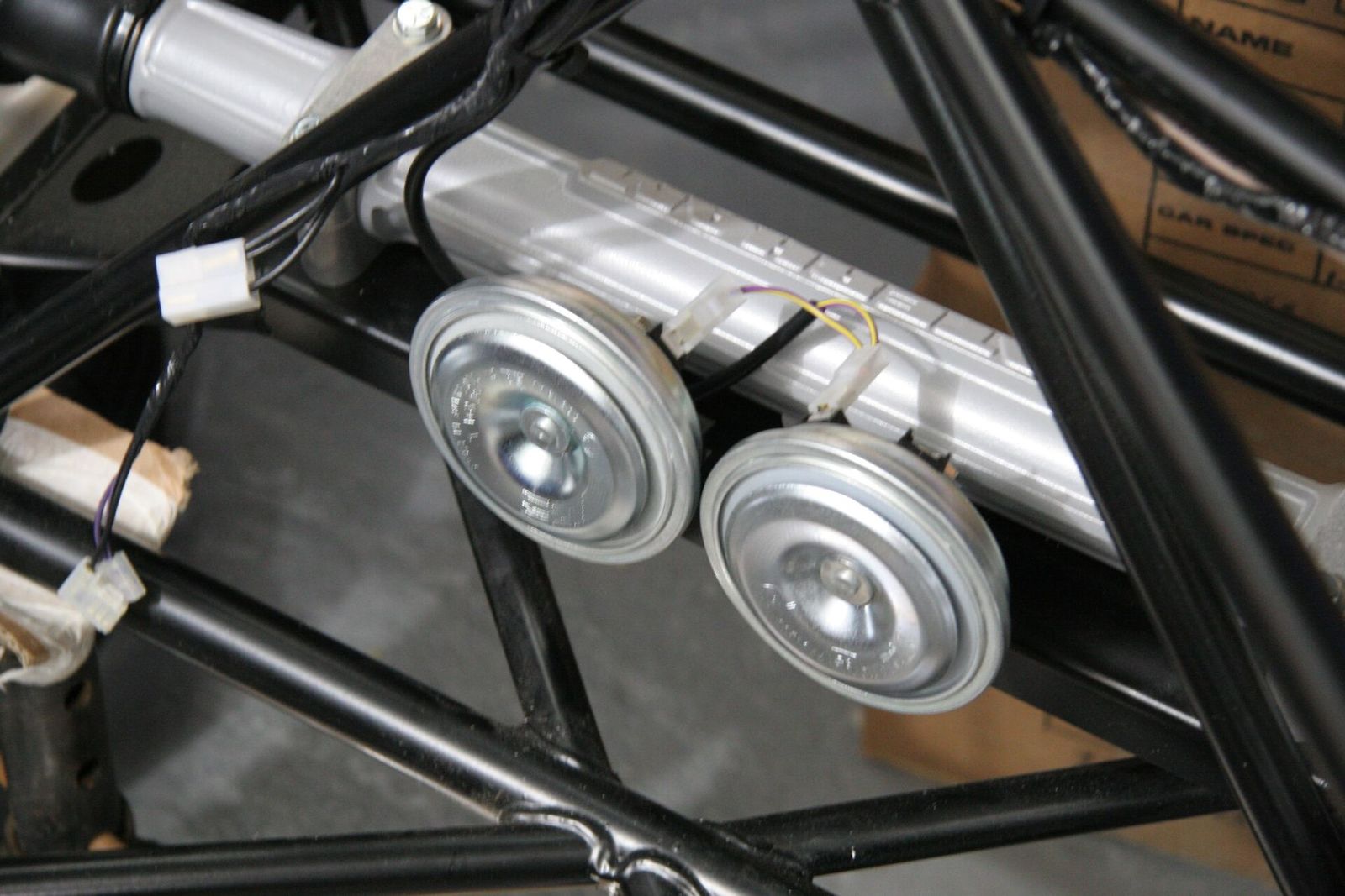 Dos avisadores acústicos eléctricos montados en un bastidor