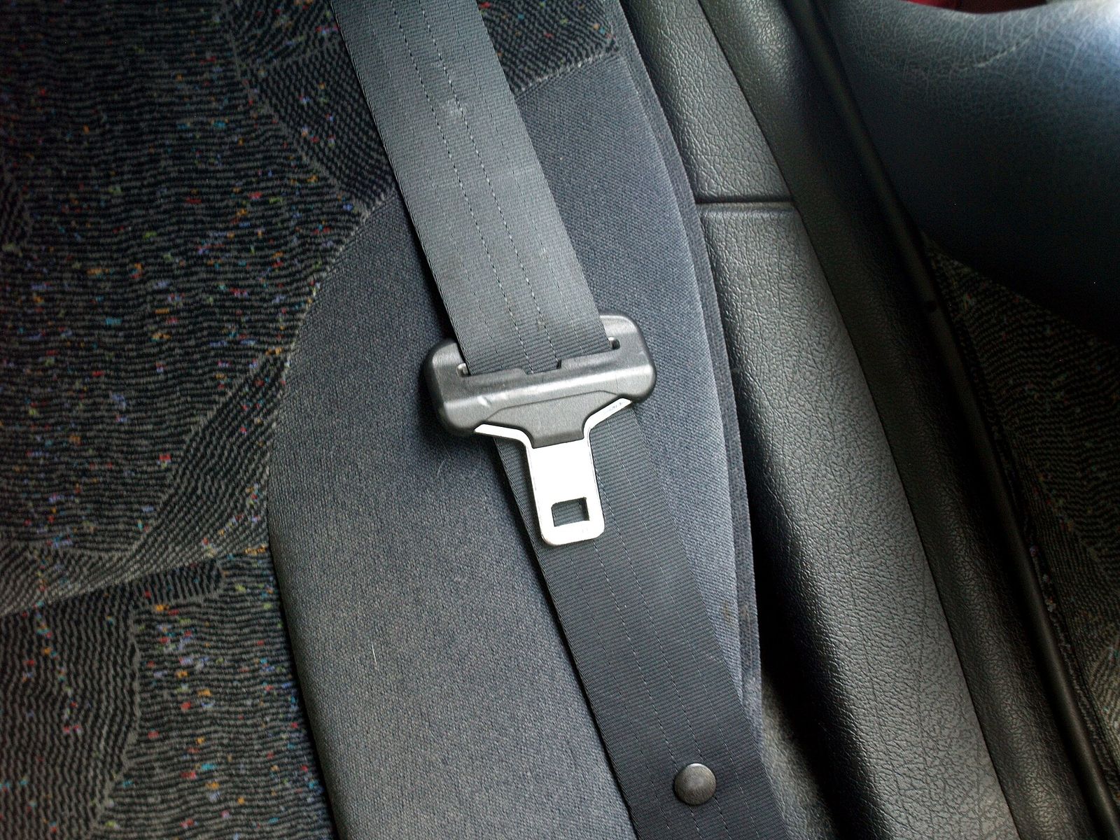 Cinturón de seguridad y hebilla sobre un asiento vacío