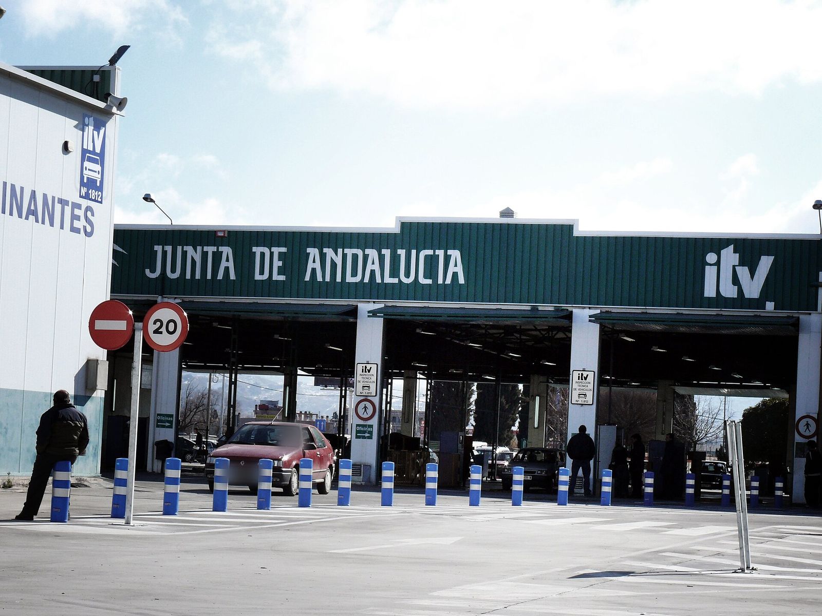 Entrada de una estación ITV con un turismo a la espera de inspección
