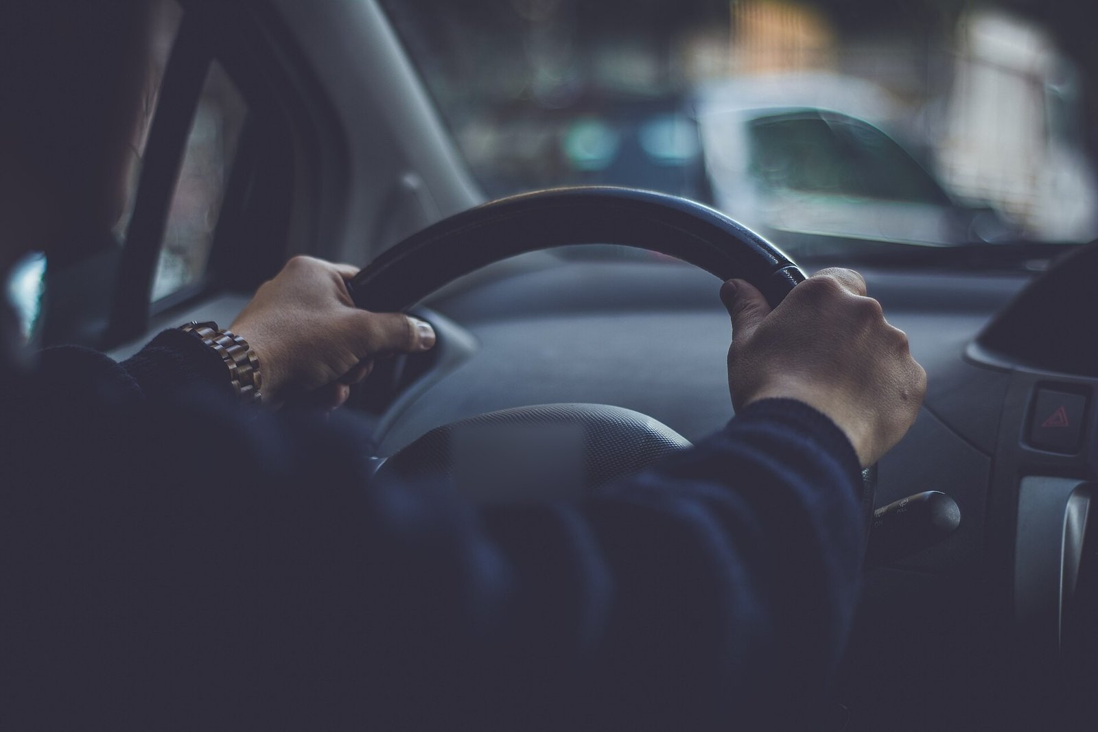 Manos de un conductor sobre el volante