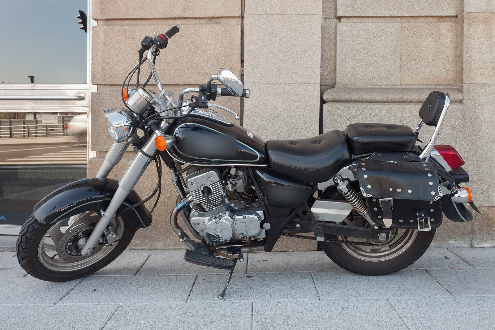 Moto estacionada de perfil junto a la acera