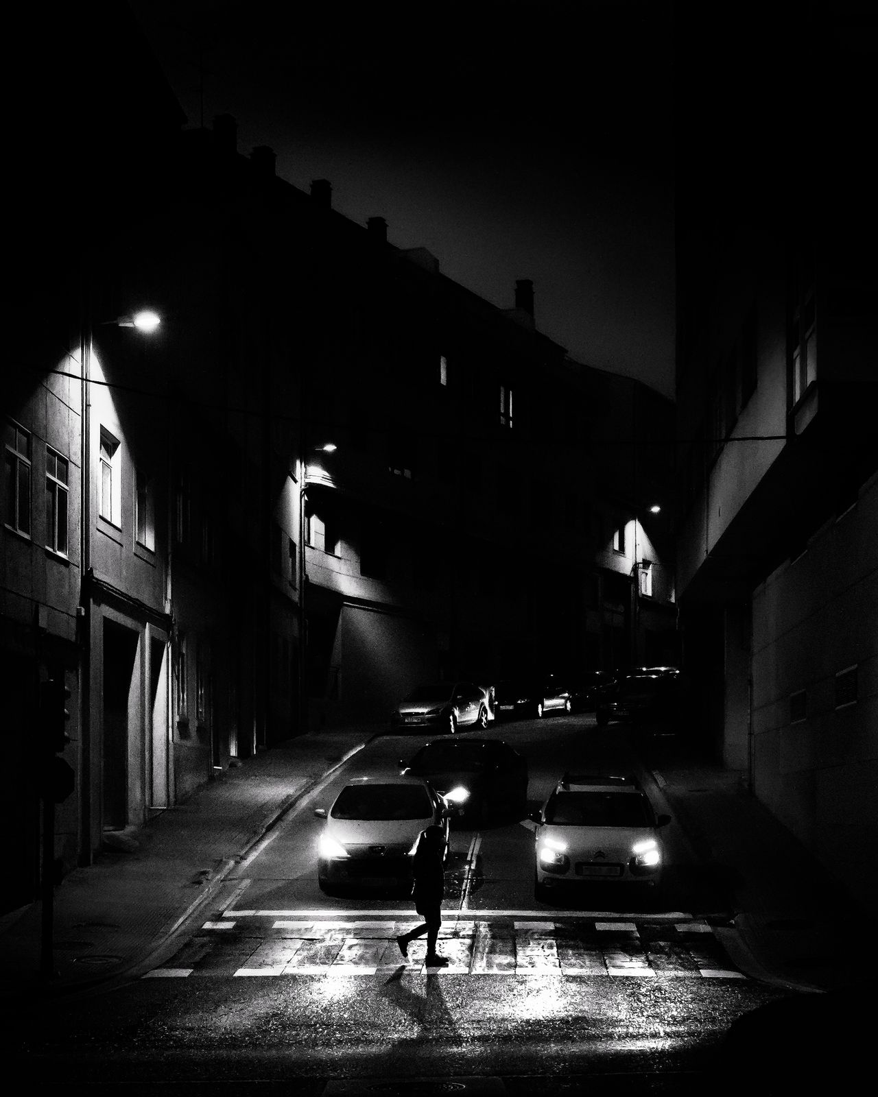 Paso de peatones iluminado de noche