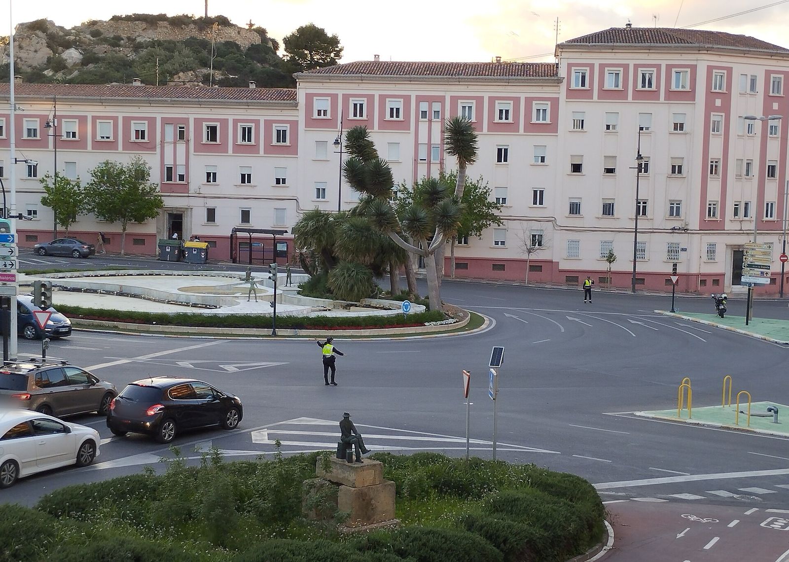 Agente de la Policía Local dirigiendo el tráfico en una glorieta con los semáforos apagados