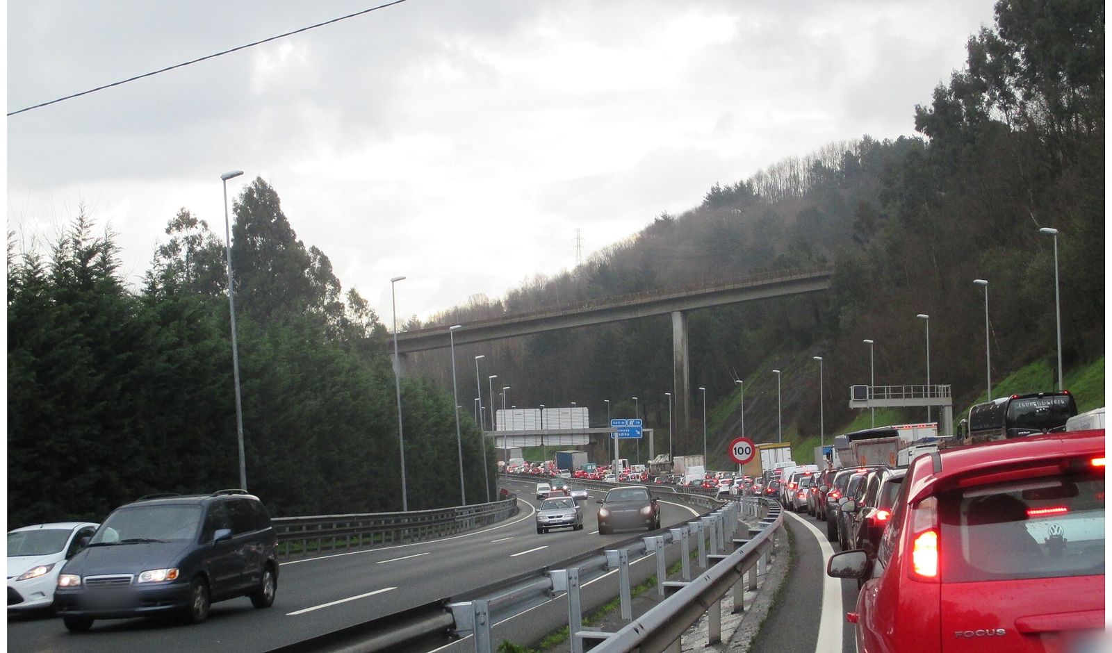 Retención de vehículos en una vía rápida de dos carriles por sentido