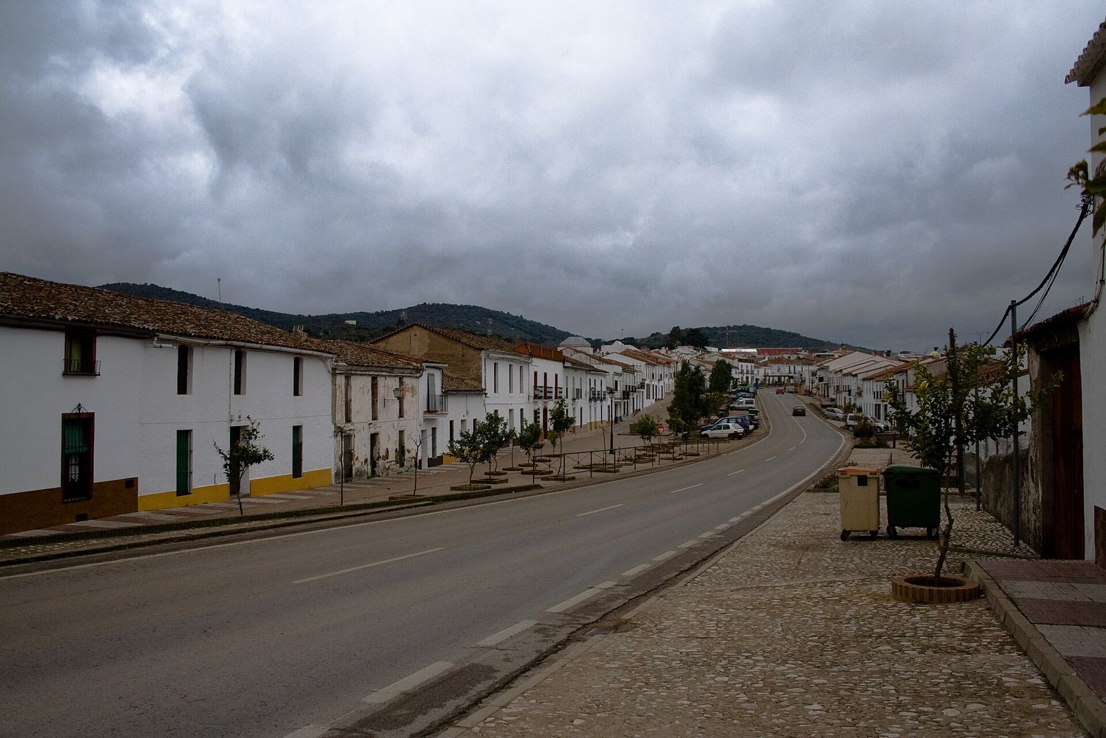 Carretera que atraviesa un pueblo andaluz de casas blancas