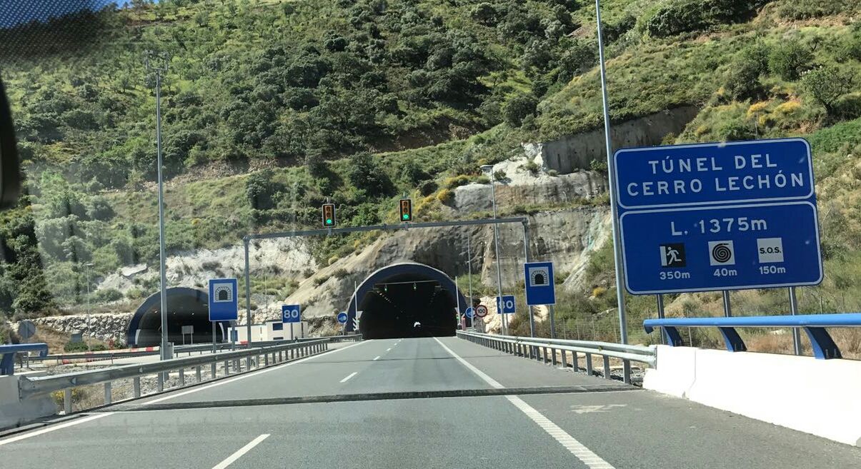 Entrada de un túnel de autopista vista desde el puesto del conductor